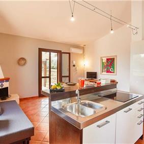 2 bedroom villa with jacuzzi & sea views, near Castellammare del Golfo, sleeps  4-5